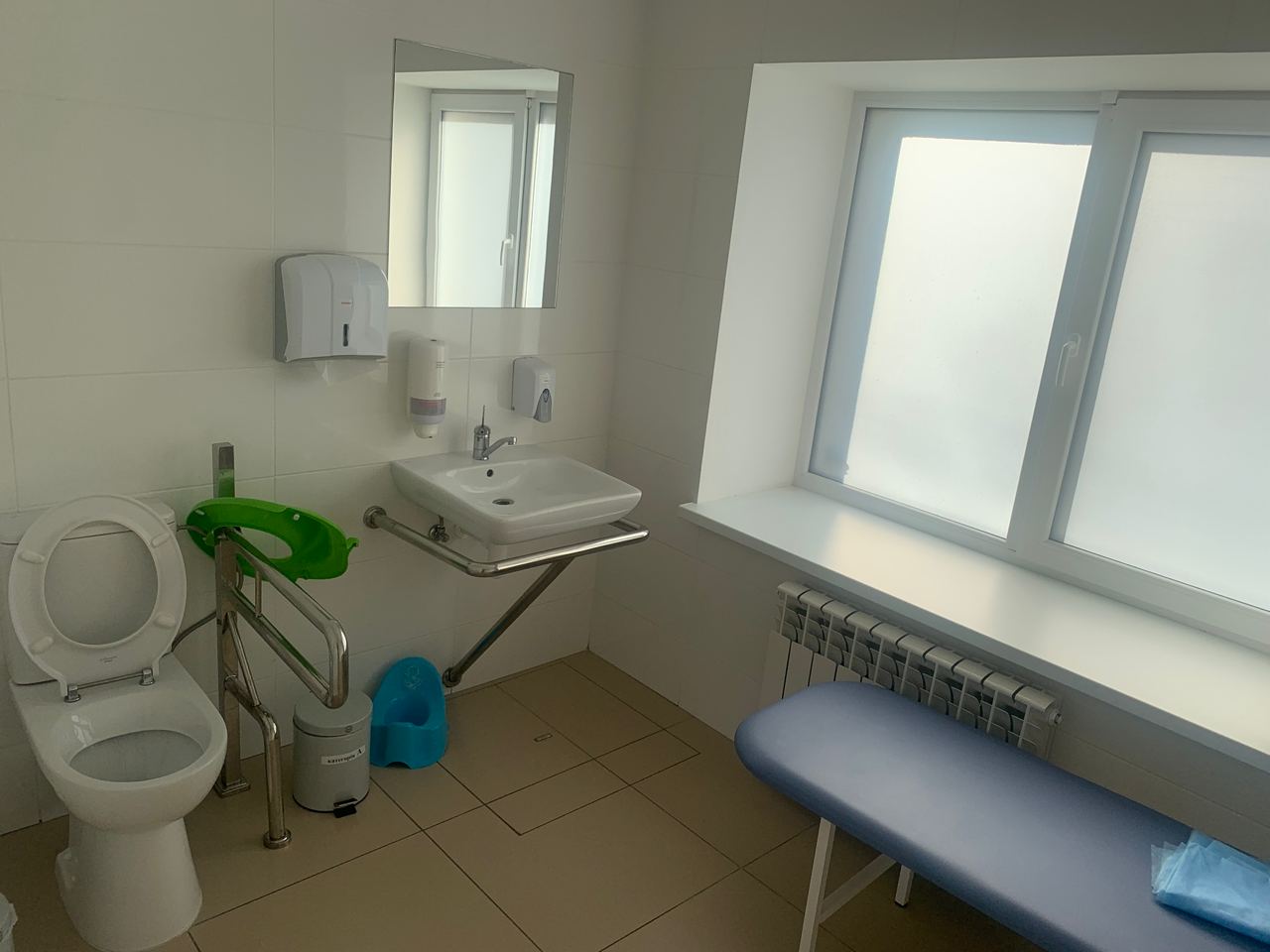 4 toilets, including facilities for people with disabilities,
