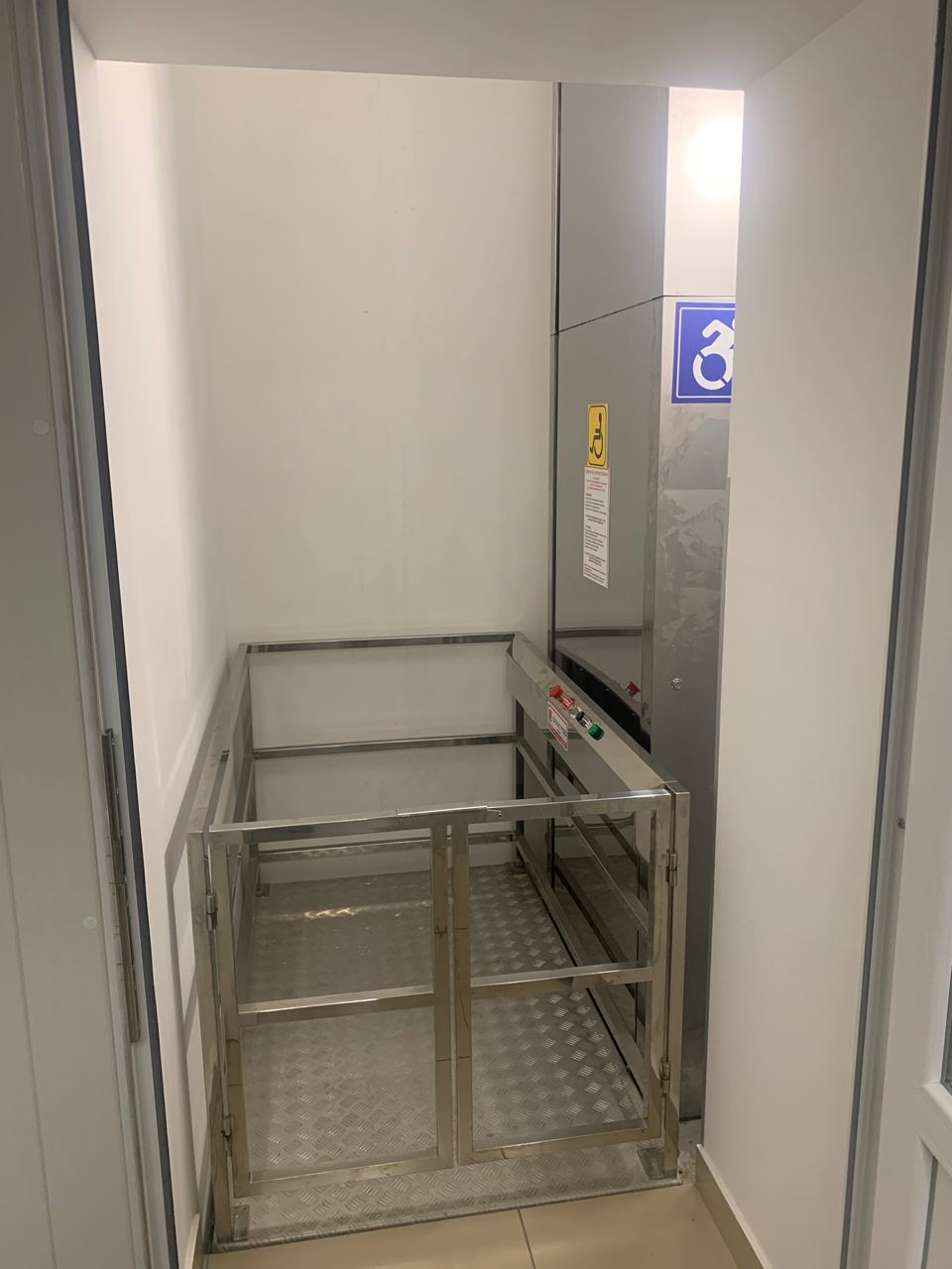 Lift between the 1st and 2nd floors