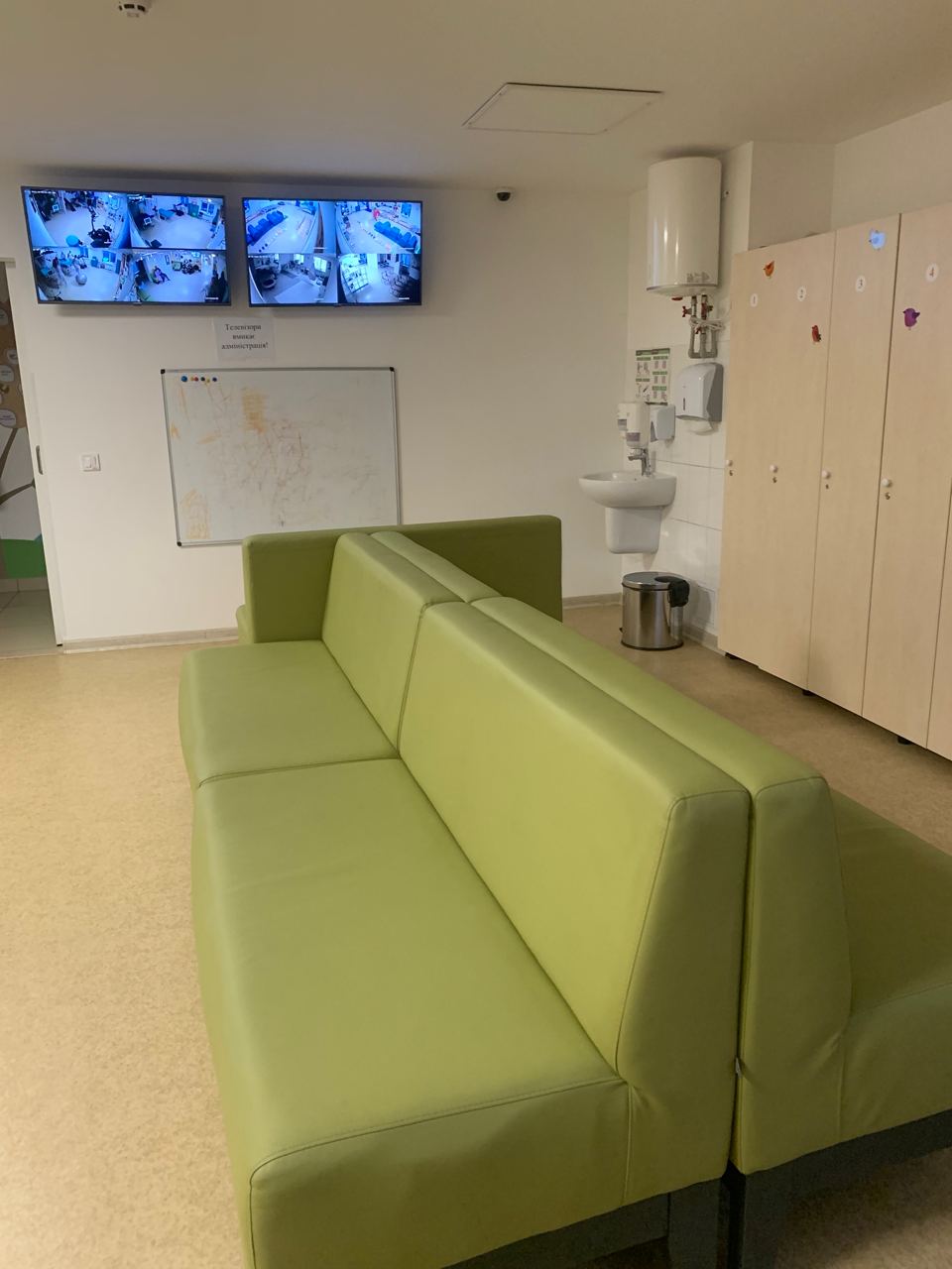 2 waiting rooms with soft sofas