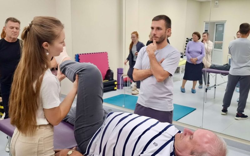 Команда фахівців Іоаннового центру під час навчального заняття з фізичної терапії